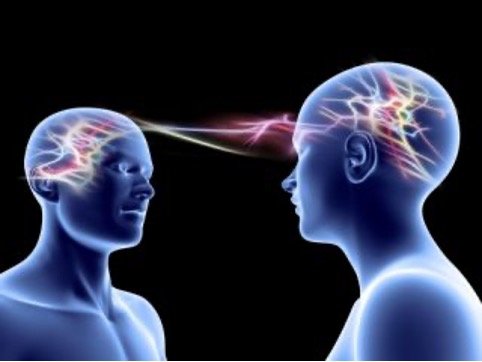 Two digital human figures with interconnected brains, illustrating mental connection or communication.